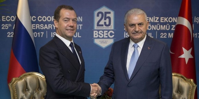 Başbakan Yıldırım'dan Rus mevkidaşına tebrik telefonu