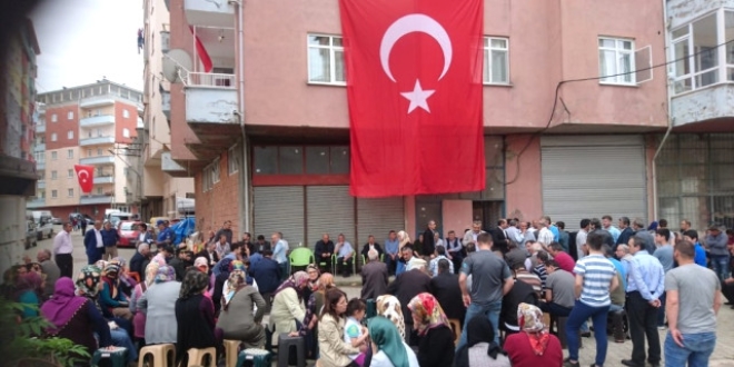 Şehit Babası, teselliyi Vali'ye sarılmakta buldu