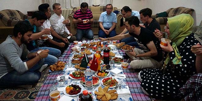 Öğrenciler rektörlerini iftarda ağırladı