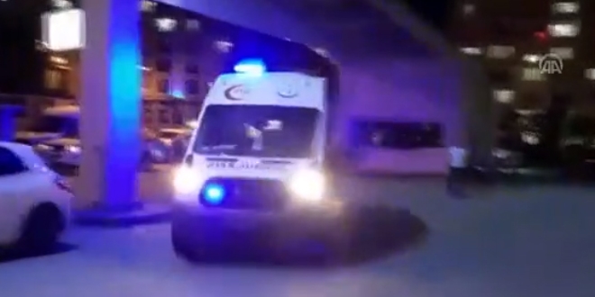 Hamile kadın, doktor gözetiminde, yolda doğum yaptı