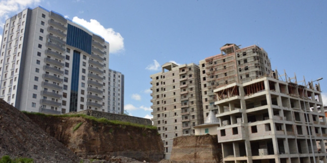 T�rbe oldu�u iddias�yla y�k�lamayan yap� in�aatlar�n ortas�nda kald�