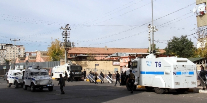 'Cezaevinde gerginlik, mahkum yak�nlar� cezaevi �n�nde topland�'