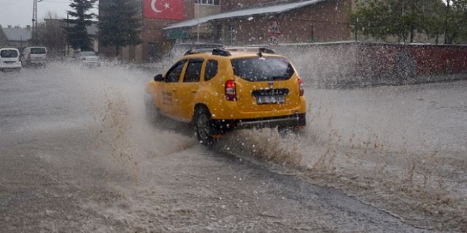 Kars'ta sağanak etkili oldu, bazı evleri su bastı
