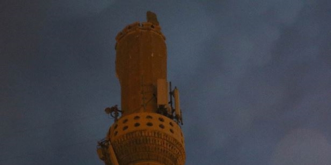 Diyarbakır'da yıldırımın düştüğü minare yıkıldı
