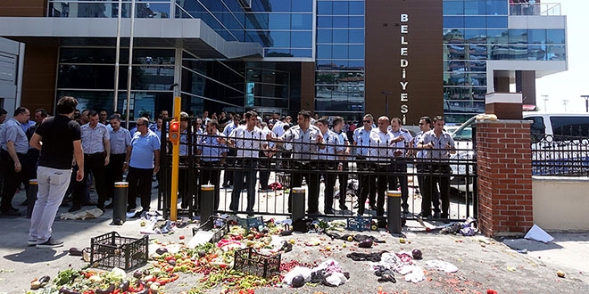 �zmirli pazarc� esnaf�n�n belediyeye tepkisi s�r�yor