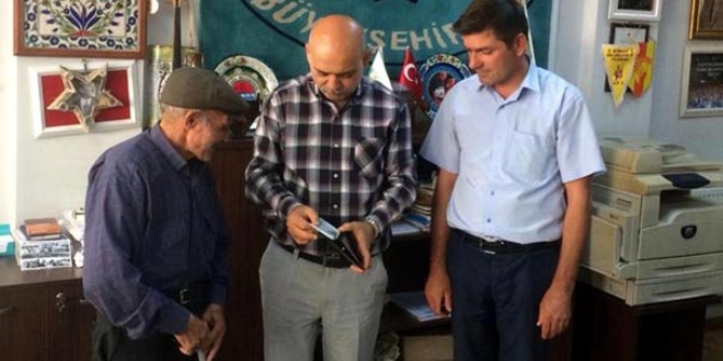 Otob�s �of�r�, buldu�u c�zdan� sahibine iade etti