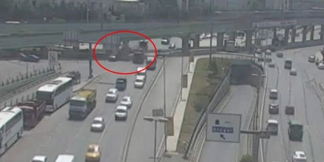 Kald�r�mda minib�s beklerken �zerine asans�r d��t�