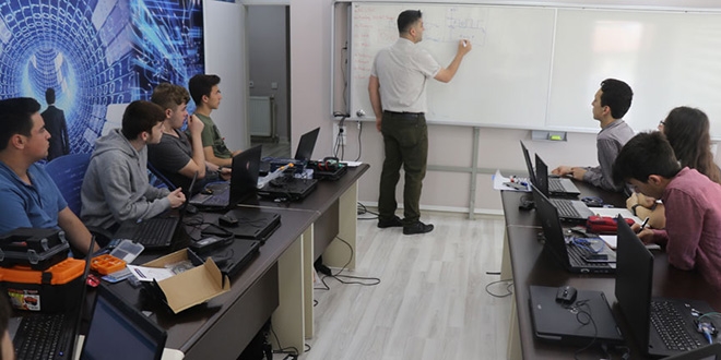 Öğrencilerin kodları elektronik derslerle hayat buluyor