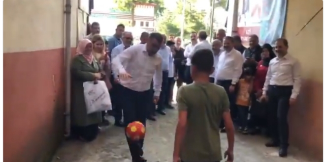 Bakanın sokak futbolu gösterisi