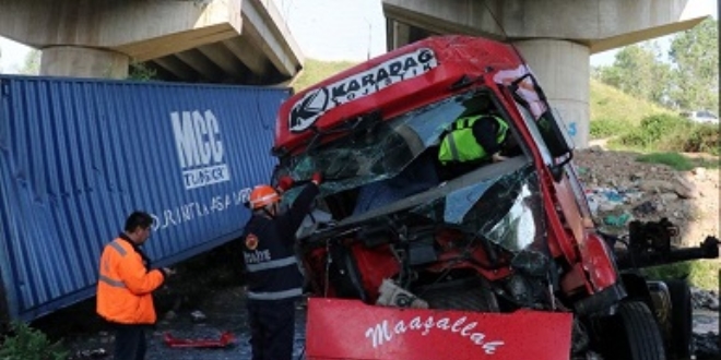 Yoldan çıkan TIR, viyadükten dereye düştü