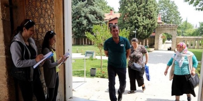 Selimiye Camii'ne gelen turistler tek tek saylyor