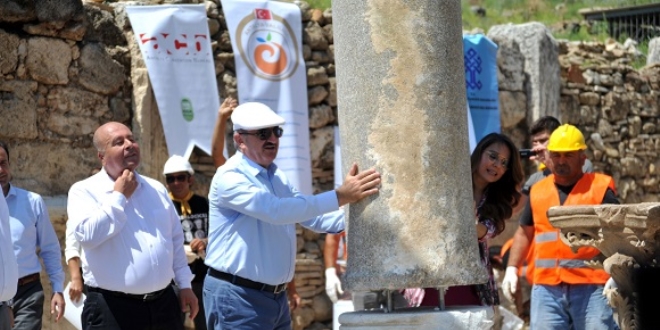 Perge Antik Kenti'nde s�tunlar aya�a kalk�yor