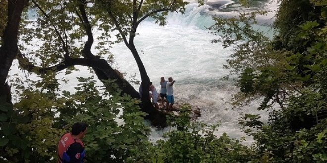 �elalede mahsur kalan kalan 4 ki�i, ekiplerin yard�m teklifini kabul etmedi