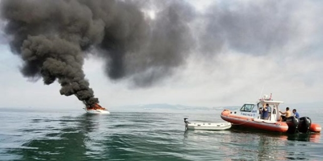 16 metrelik tekne denizin ortas�nda alev alev yand�