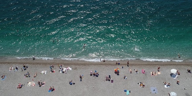 Alanya'da plajlar yabancı tatilcilere kaldı