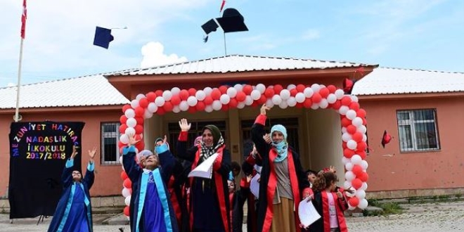 Köylü kadınlar cübbe giyip kep attı