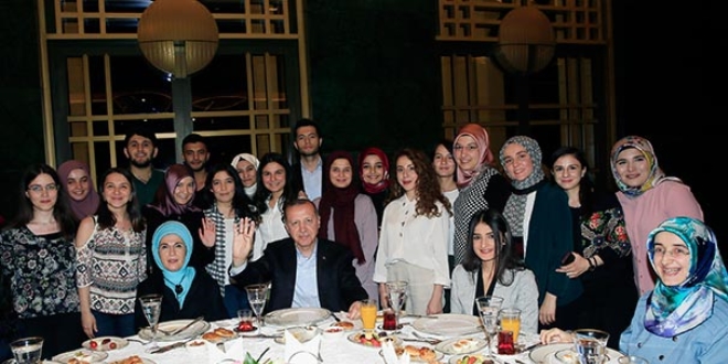 Cumhurbaşkanı Erdoğan Külliye'de gençleri ağırladı