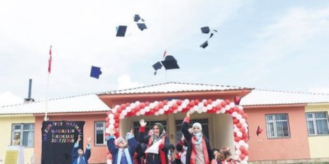 Emine Erdo�an'�n �nc�l���nde kad�nlar okuma yazma kurslar�n� bitirdi