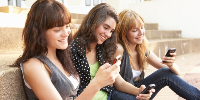 Kad�nlar, internete erkeklerden daha ba��ml�