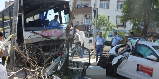 Freni boşalan midibüs, dehşet saçtı