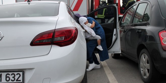 Otomobilde mahsur kalan bebeği itfaiye kurtardı