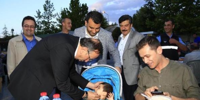 Okul bahçesinde iftar sofrası kuruldu