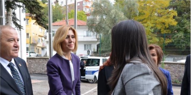 Bakan Sarıeroğlu, mezun olduğu okulda karne dağıttı