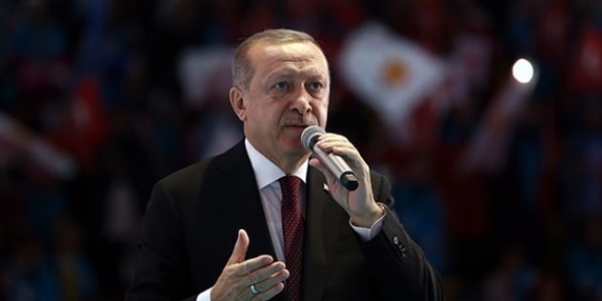 Erdoğan: Milletim kimin apoletini sökeceğini iyi bilir