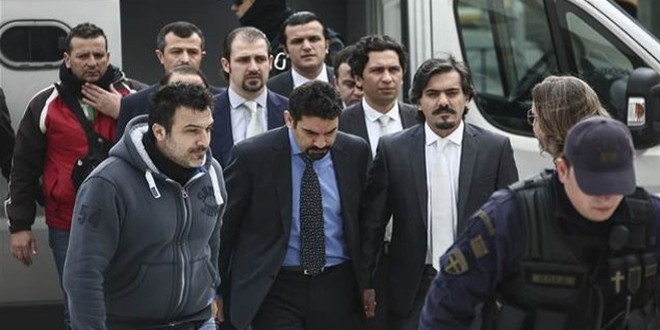 Yunan gazetesi 8 darbecinin kışlada korunduğunu iddia etti