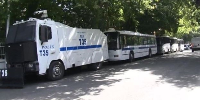Liseli çocuklar polis aracı içinde darp edildi