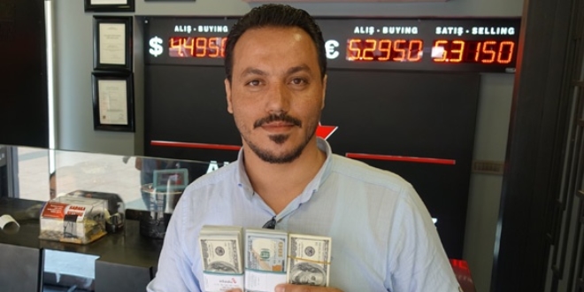Suriyeli genç, dövizini Türk lirasına çevirdi