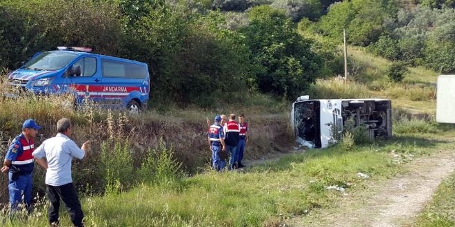 Bursa'da işçi servisi şarampole yuvarlandı: 9 yaralı