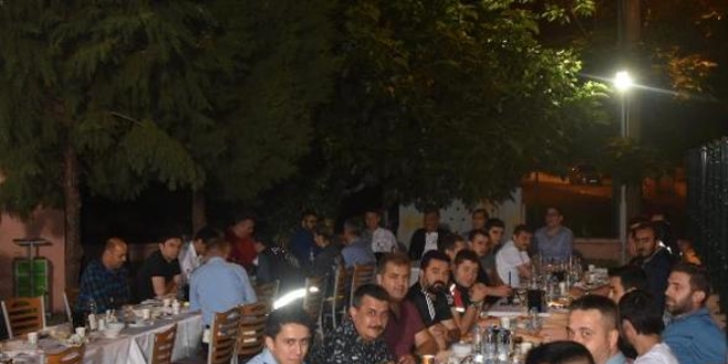 Emniyet personeli karakol bah�esinde sahur yapt�