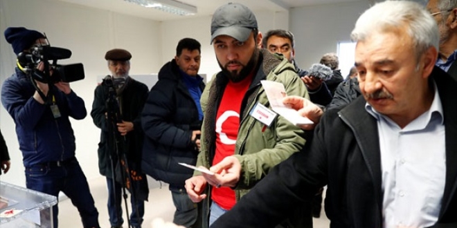 Almanya'da iki günde 80 bin oy kullanıldı