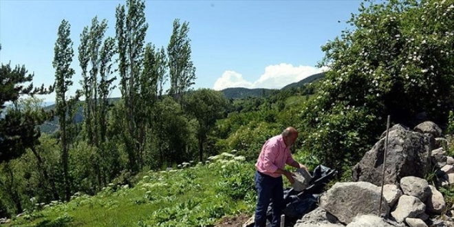 �zmariti yere atan k�y�n i�lerini yap�yor