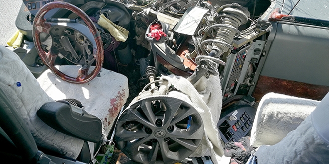 Arac�n kopan aks� otob�s�n �n cam�ndan girdi: 7 yaral�