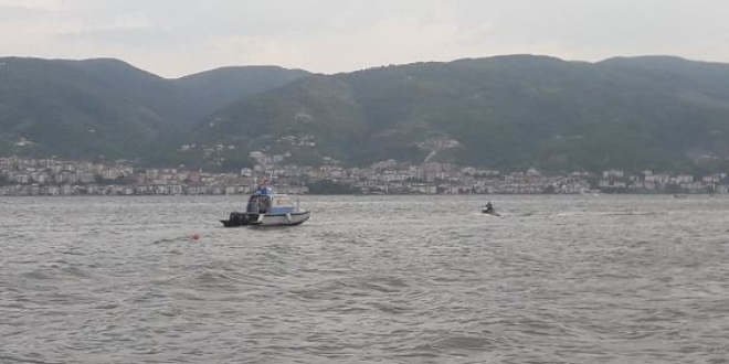 K�rfez sahilinde denize giren 2 �ocuk kayboldu