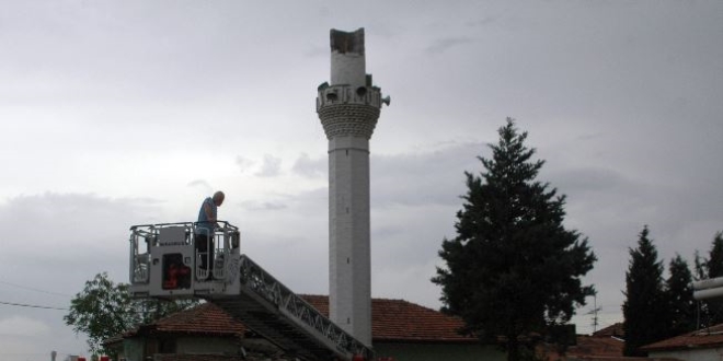 Ankara'da yldrm den caminin minaresi ykld