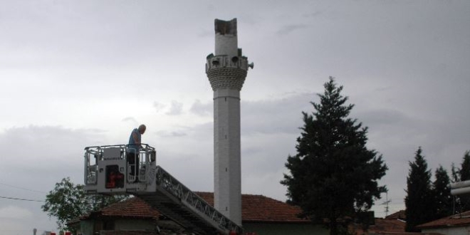 Ankara'da y�ld�r�m d��en caminin minaresi y�k�ld�