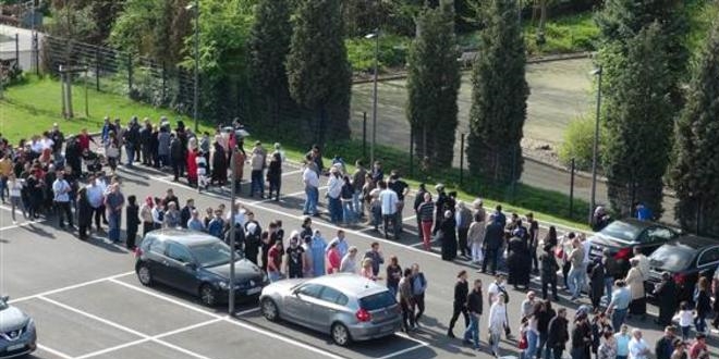 Almanya'daki seçim sandıklarında uzun kuyruklar oluştu
