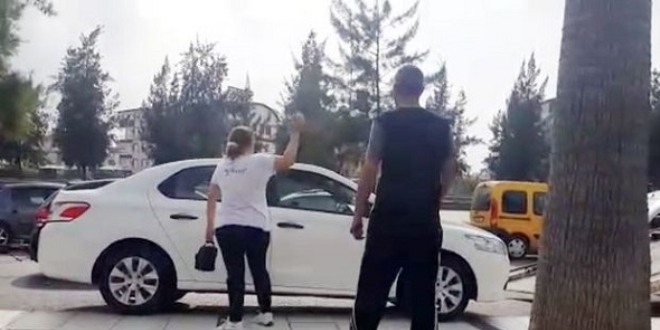 Aracı çekilen kadın, hırsını aracından çıkardı
