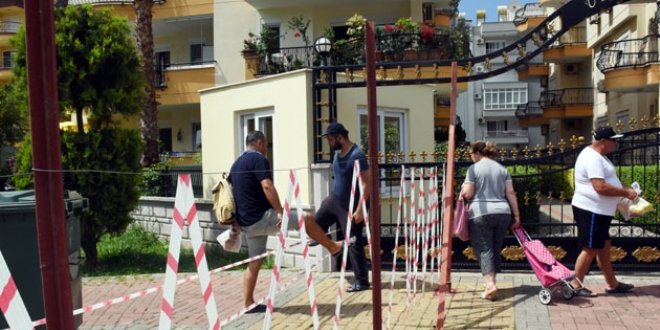 Hakkını alamadığı iddiasıyla yolu tel örgüyle kapattı