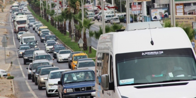 Kuyruğun sonu yok! 4 km için...
