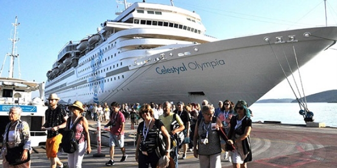 Kuşadası'na turist akını