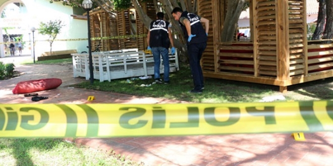 Tatil cennetinde silahl� kavga: 2 yaral�