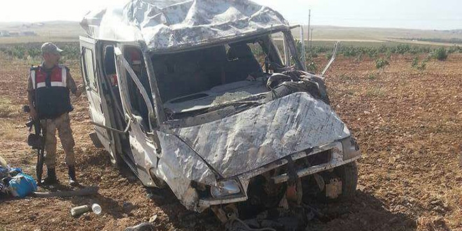 Şanlıurfa'da işçi servisi devrildi: 5 yaralı