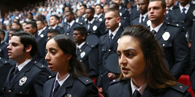 Polis Akademisi'nde rencilerin mezuniyet heyecan