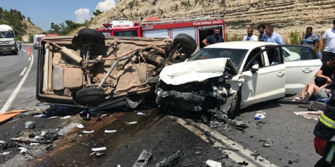 Otomobiller kafa kafaya çarpıştı: 3 ölü, 4 yaralı