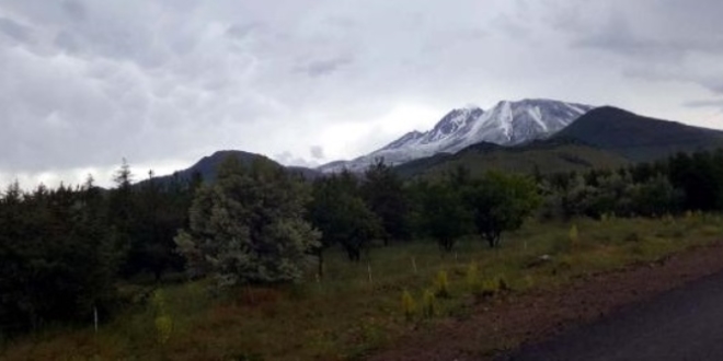 Erciyes, doluyla beyaza büründü