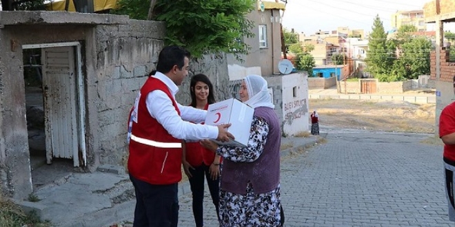 Türk Kızılayından Batman'da 4 bin aileye gıda yardımı